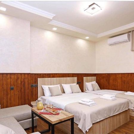 Family Mini-Hotel Martirosyan'S And Tours Jereván Kültér fotó