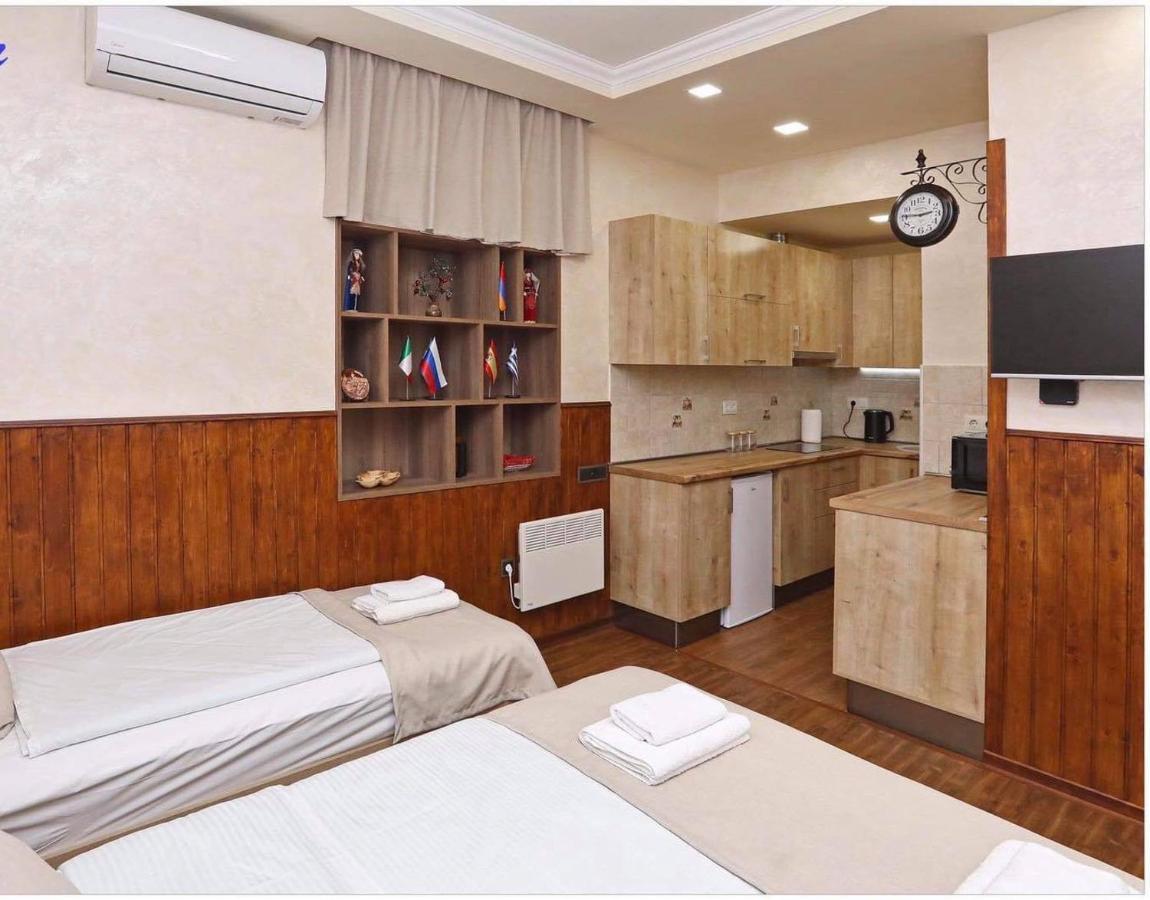 Family Mini-Hotel Martirosyan'S And Tours Jereván Kültér fotó