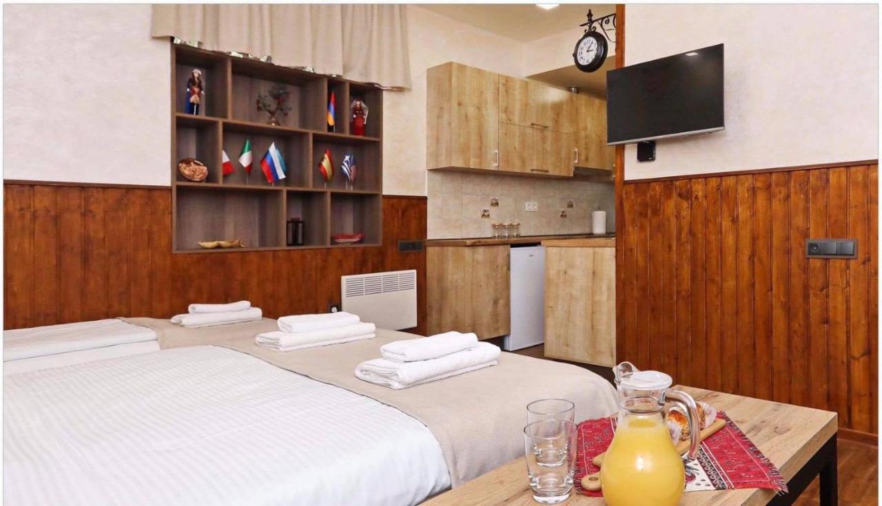 Family Mini-Hotel Martirosyan'S And Tours Jereván Kültér fotó