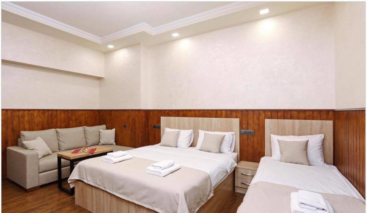 Family Mini-Hotel Martirosyan'S And Tours Jereván Kültér fotó