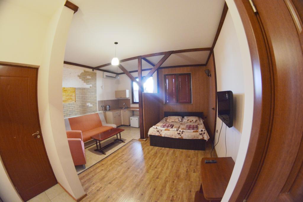 Family Mini-Hotel Martirosyan'S And Tours Jereván Szoba fotó