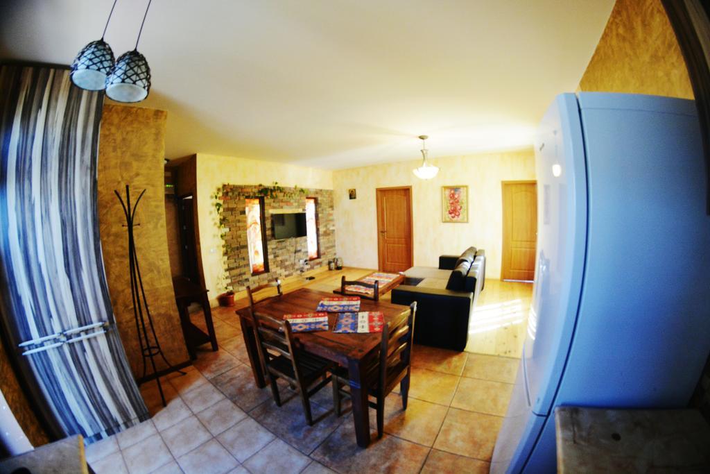 Family Mini-Hotel Martirosyan'S And Tours Jereván Kültér fotó