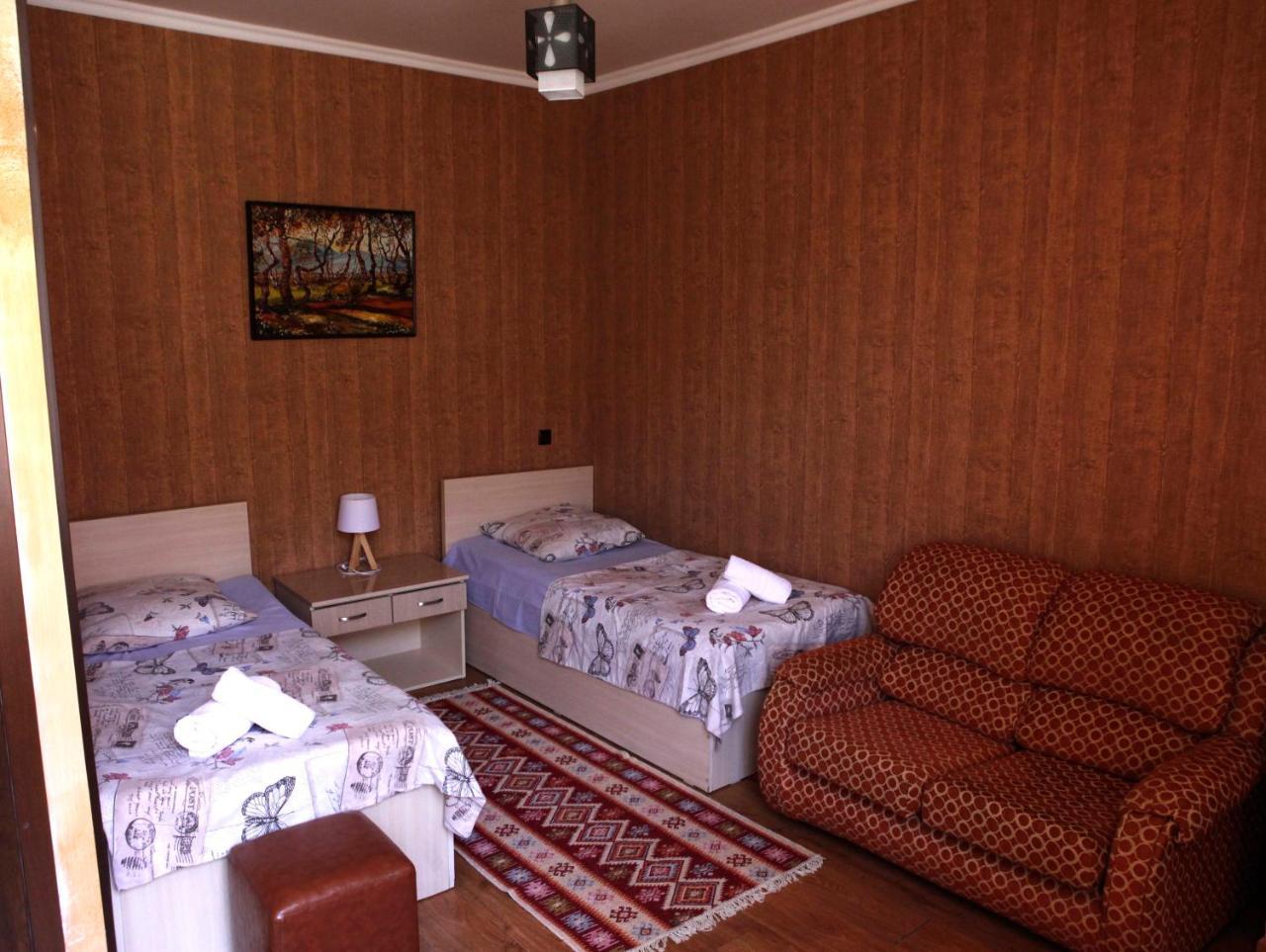 Family Mini-Hotel Martirosyan'S And Tours Jereván Kültér fotó