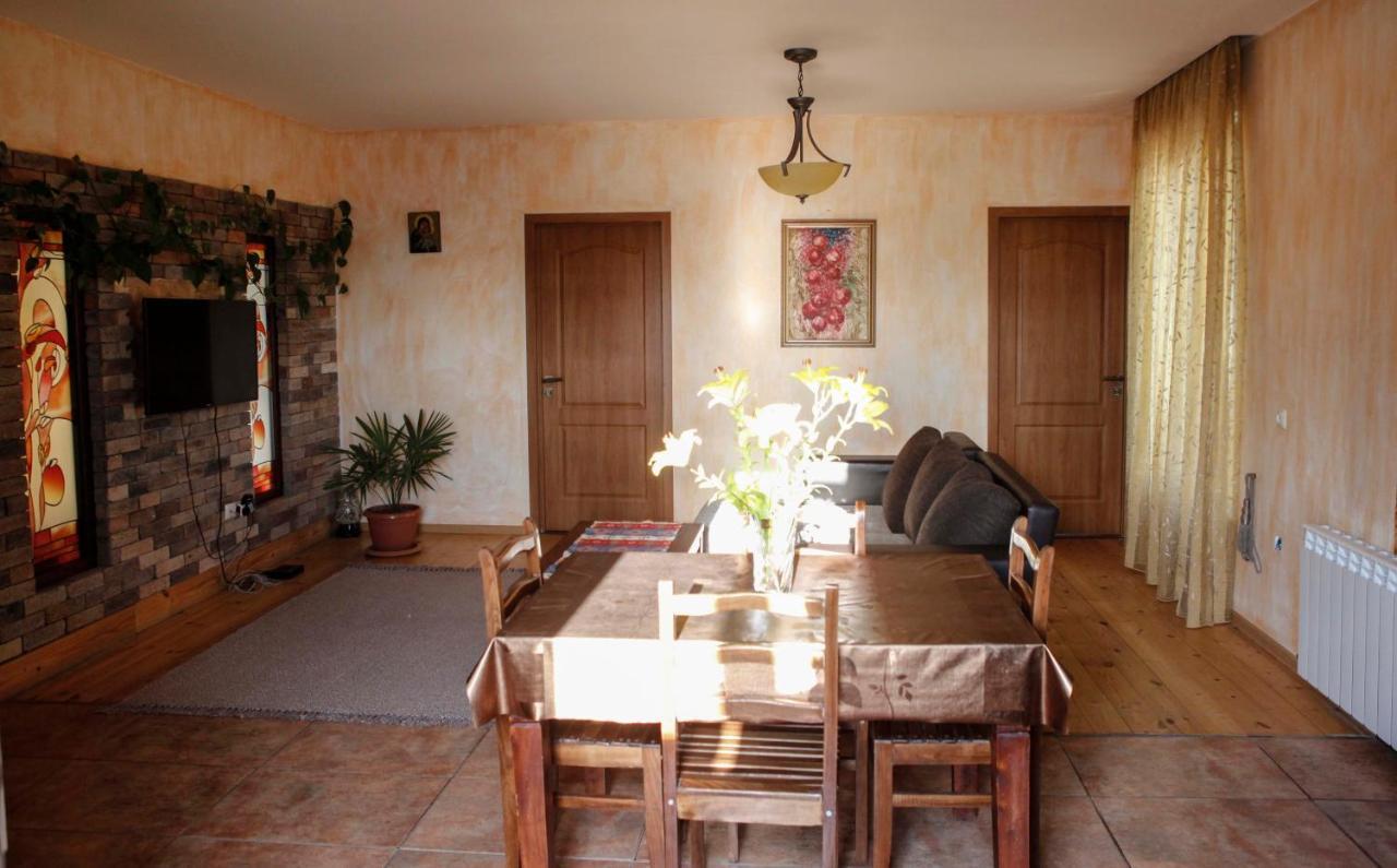 Family Mini-Hotel Martirosyan'S And Tours Jereván Kültér fotó
