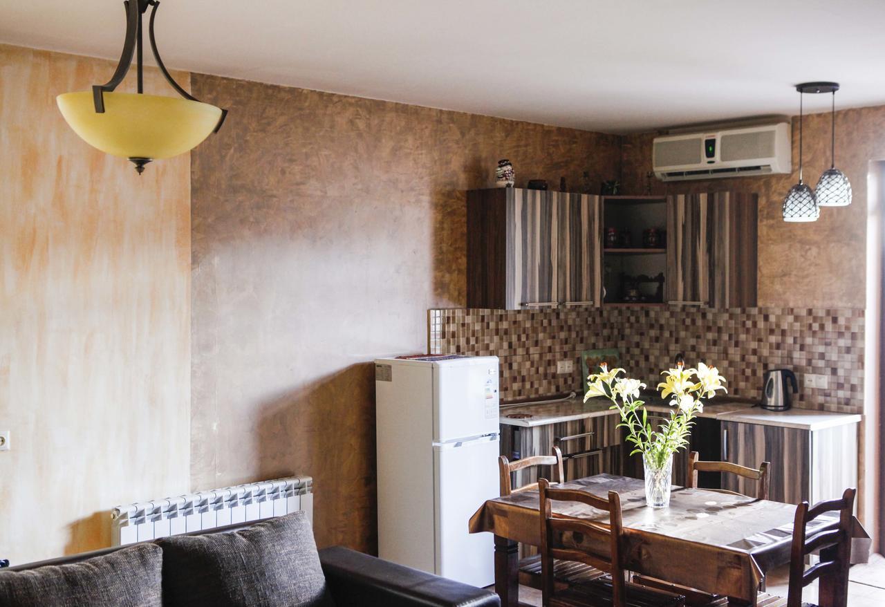 Family Mini-Hotel Martirosyan'S And Tours Jereván Kültér fotó
