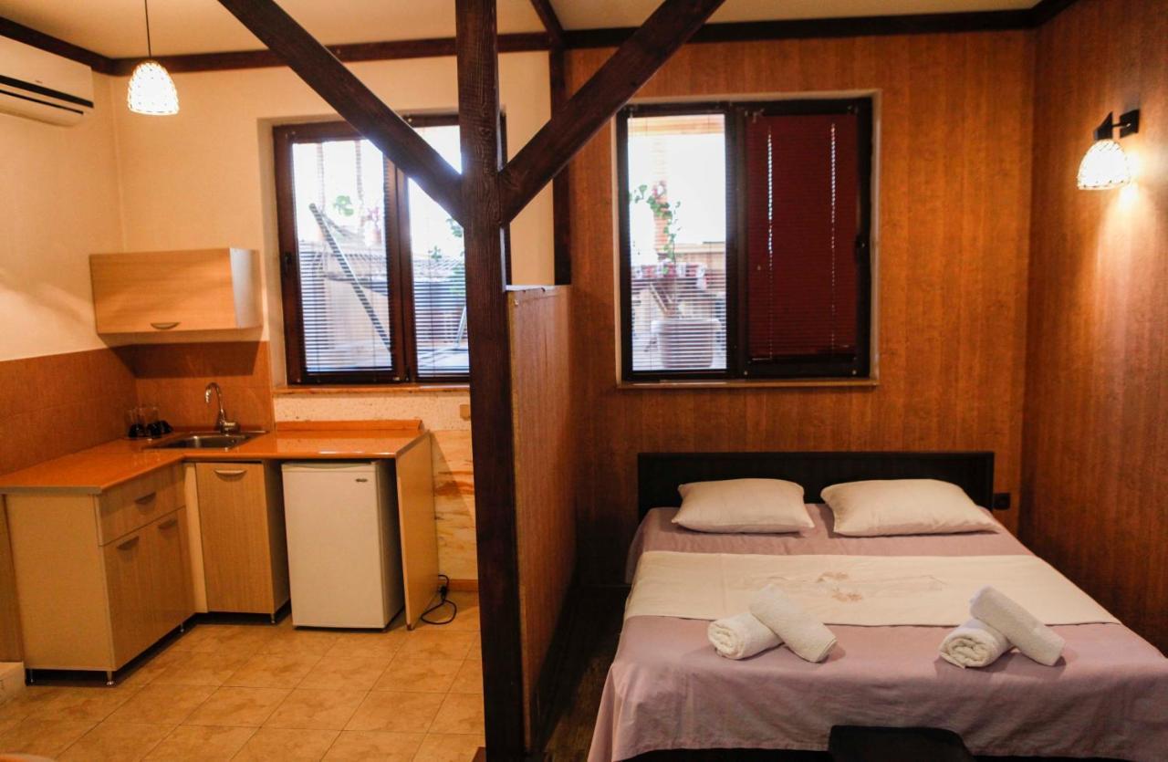 Family Mini-Hotel Martirosyan'S And Tours Jereván Kültér fotó