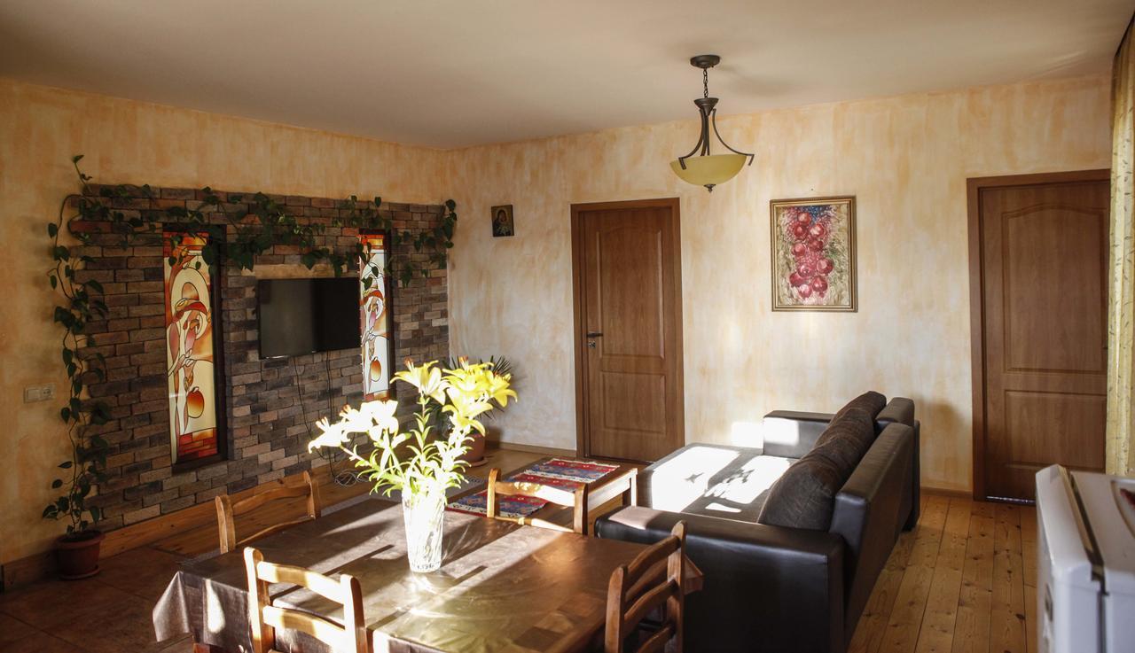 Family Mini-Hotel Martirosyan'S And Tours Jereván Kültér fotó