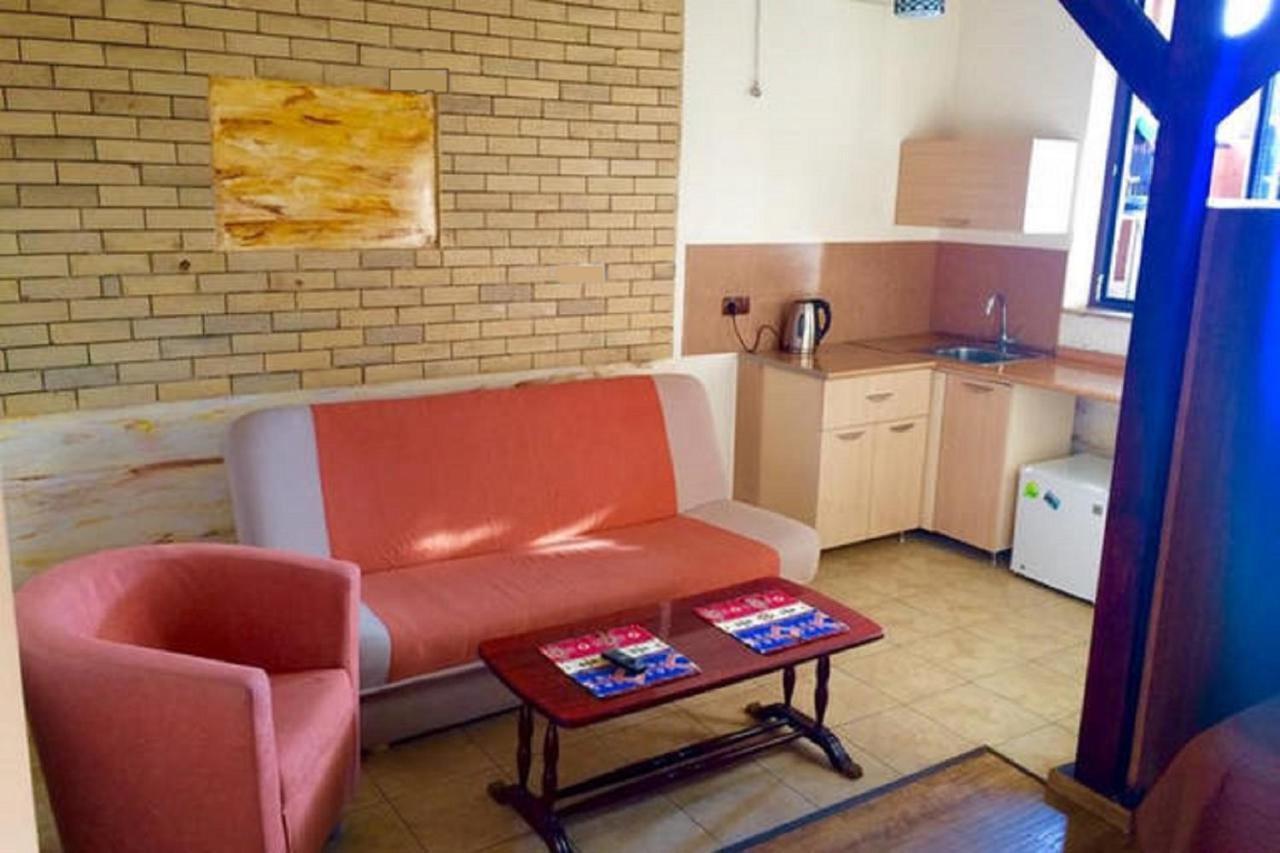 Family Mini-Hotel Martirosyan'S And Tours Jereván Szoba fotó